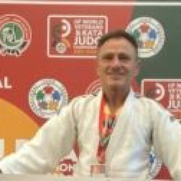 Karl Hufnagel vor Banner in Abu Dhabi Karl Hufnagel