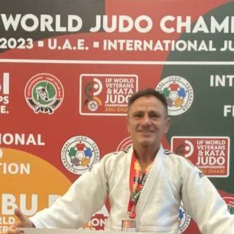 Karl Hufnagel vor Banner in Abu Dhabi Karl Hufnagel